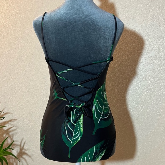 NWOT BLACK LACE-UP ADJUSTABLE LOW BACK ONE PIECE WITH TROPICAL LEAF PRINT - Picture 5 of 11